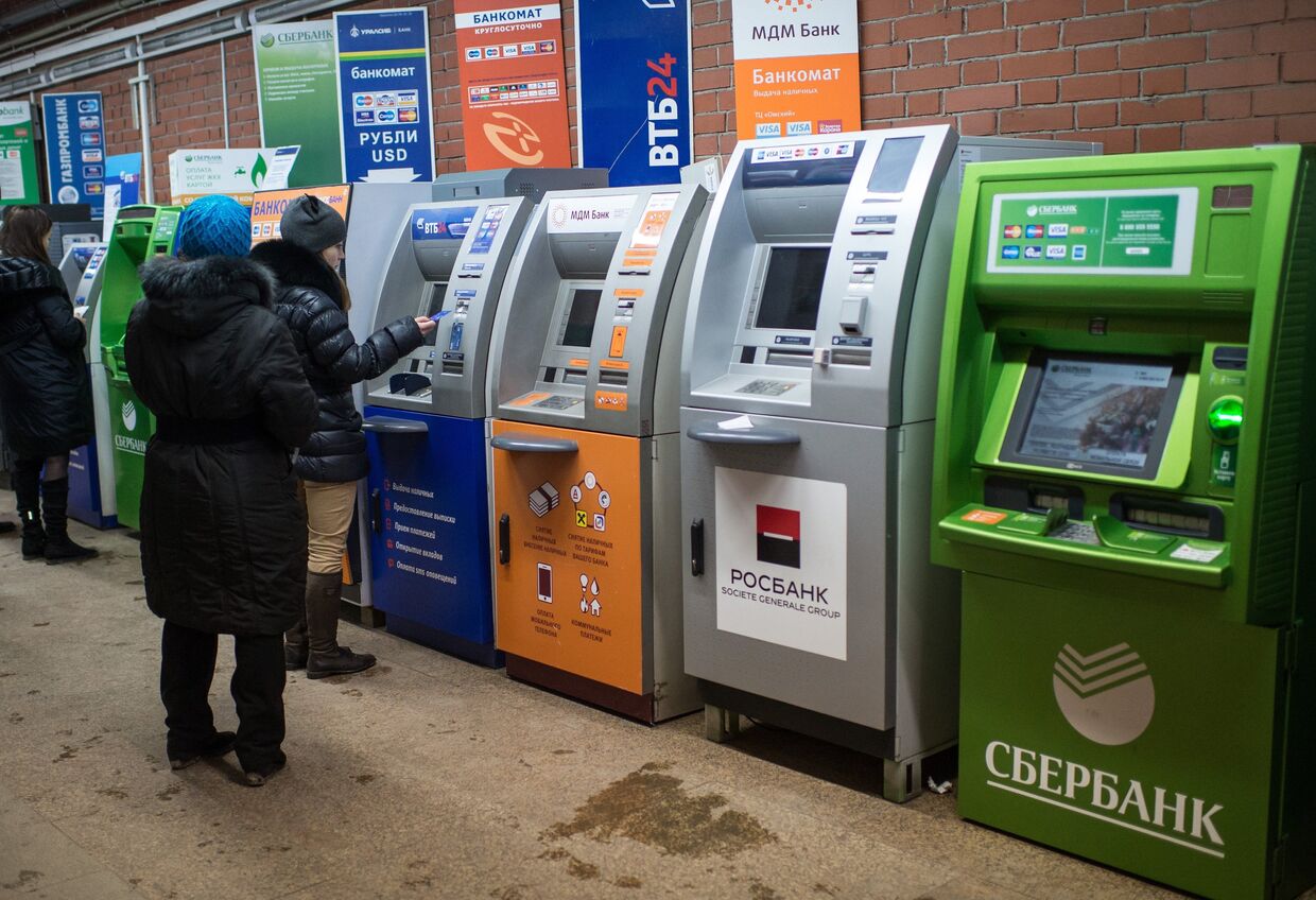 Банкоматы в одном из торговых центров Омска