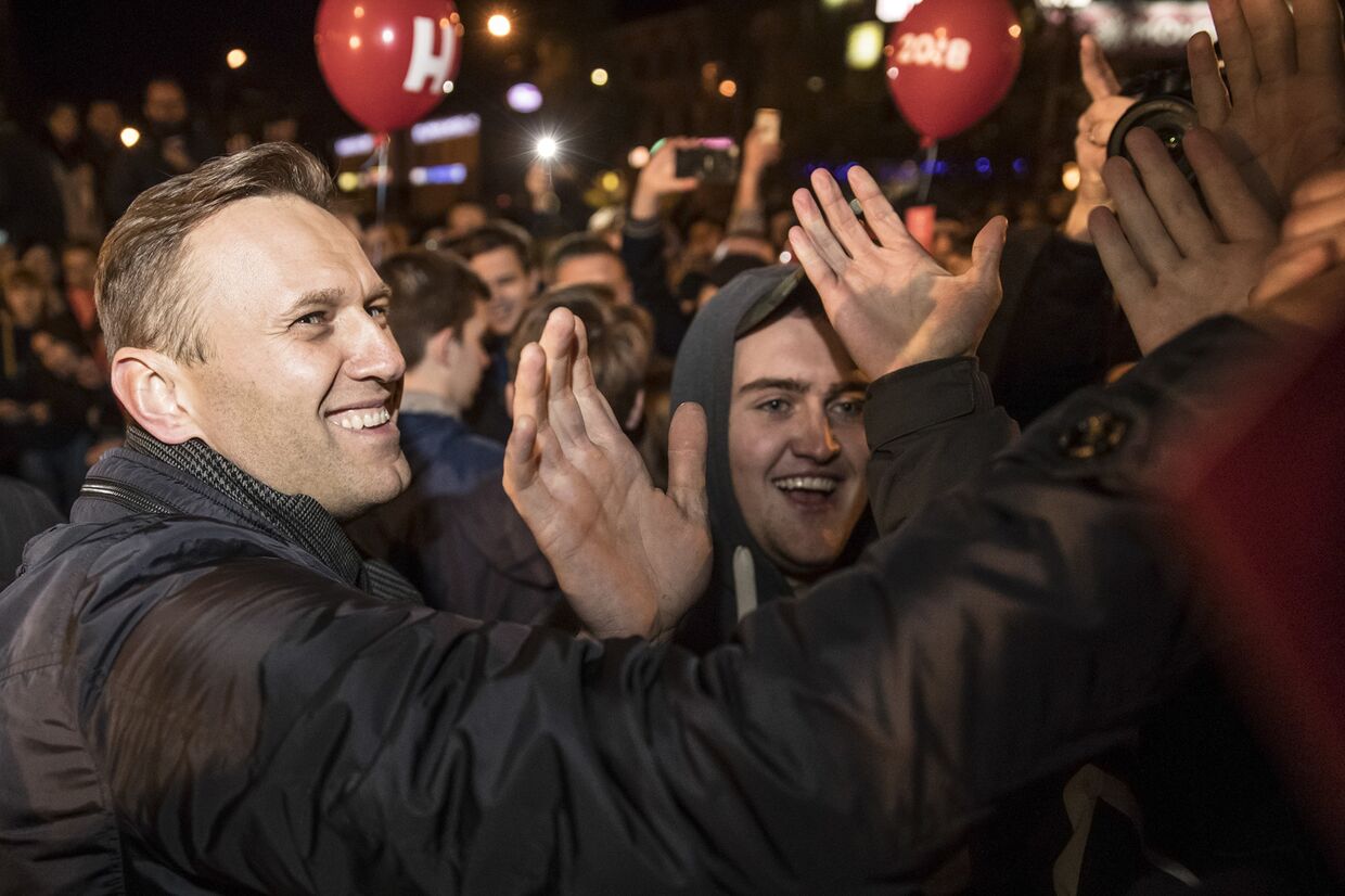 Оппозиционер Алексей Навальный приветствует сторонников во время акции протеста в Москве
