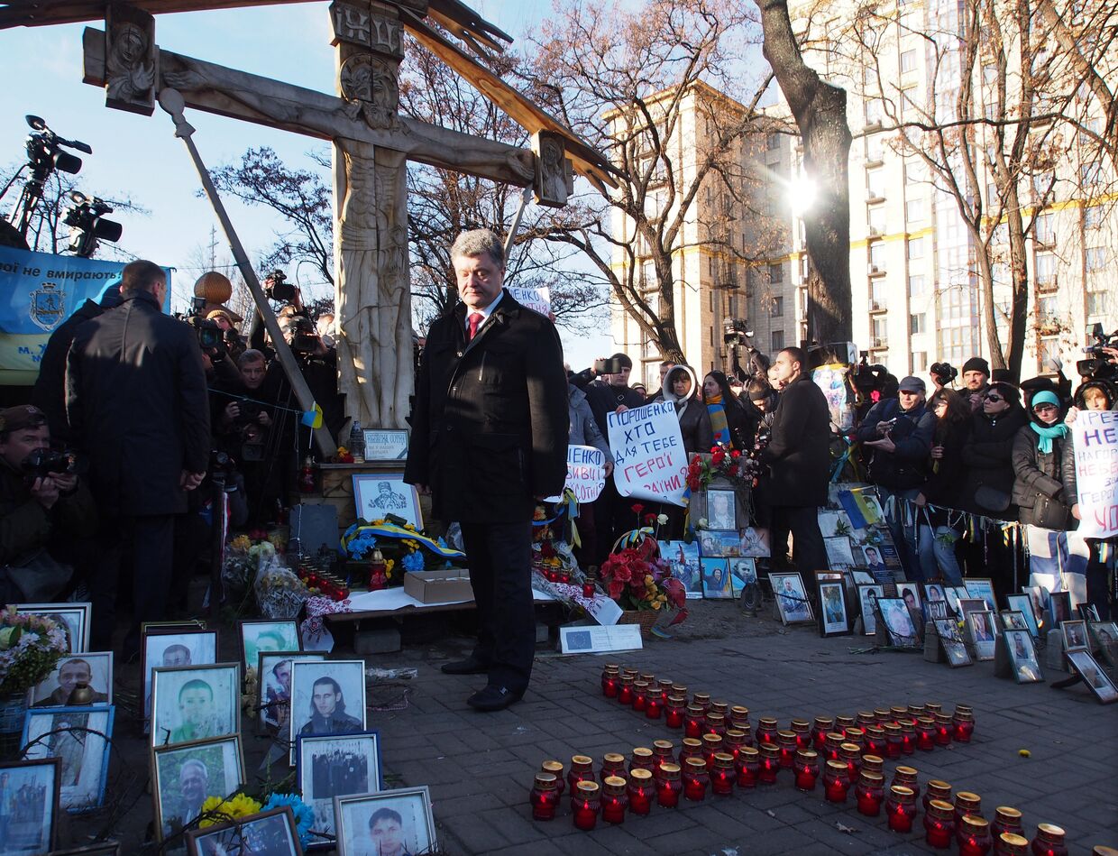 Петр Порошенко на церемонии возложения цветов к кресту Небесной сотни в Киеве
