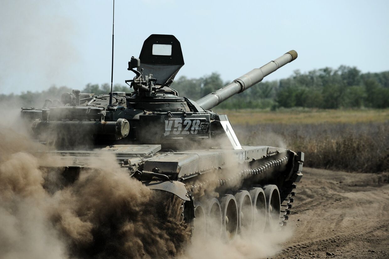 Танк Т-72 Б1 150-й мотострелковой дивизии во время учебных стрельб на полигоне Кадамовский