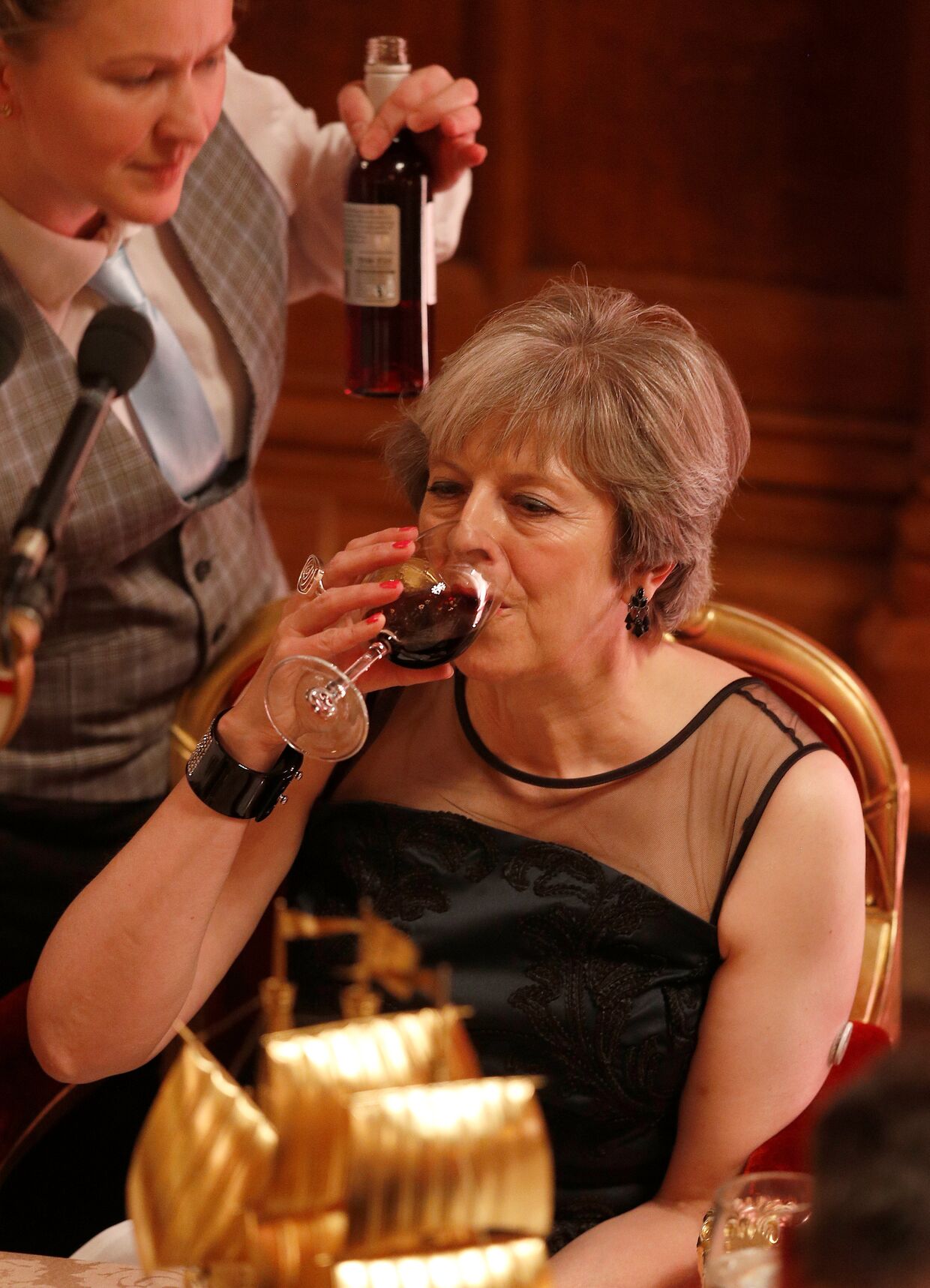 Премьер-министр Великобритании Тереза Мэй пьет вино