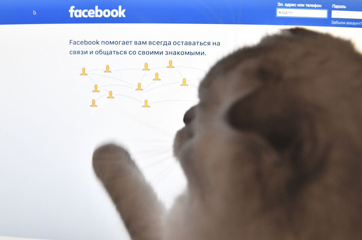 Страница социальной сети «Фейсбук» на экране компьютера