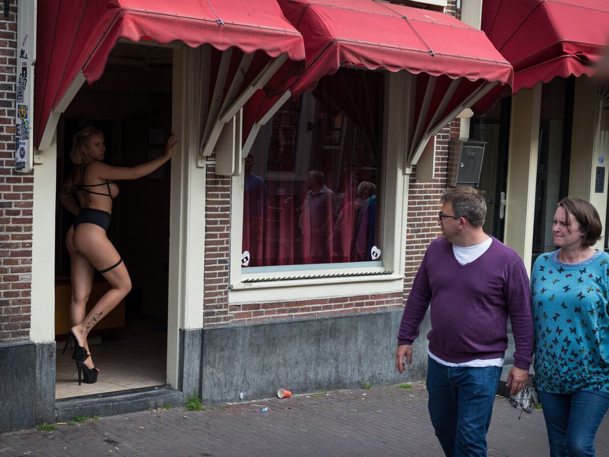 Проститутка в квартале красных фонарей в Амстердаме