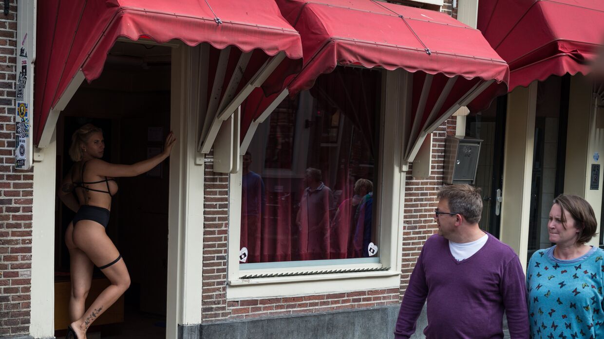 Проститутка в квартале красных фонарей в Амстердаме