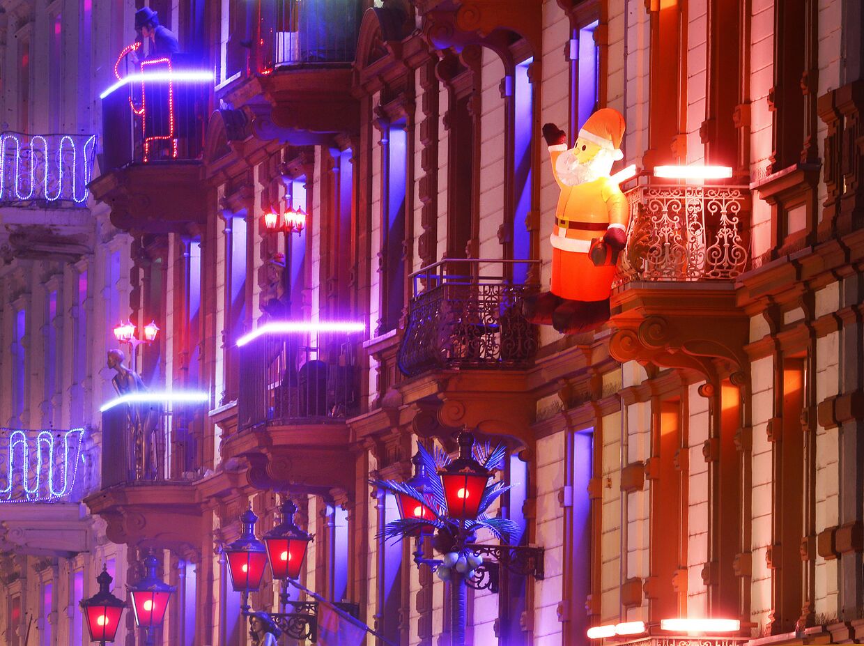 Санта Клаус на фасаде самого большого и старейшего борделя во Франкфурте, Германия