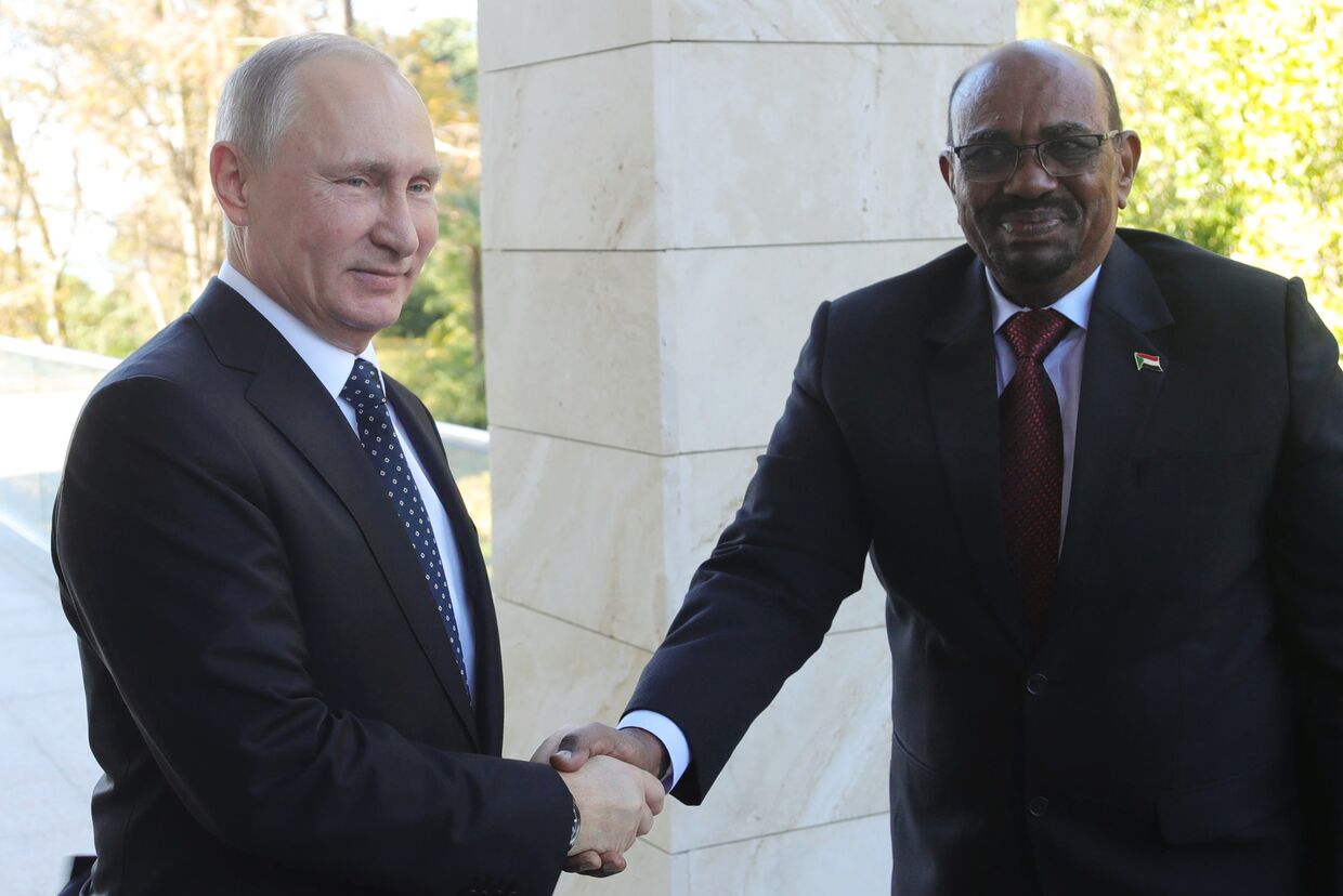 Президент РФ Владимир Путин и президент Судана Омар Башир во время встречи. 23 ноября 2017