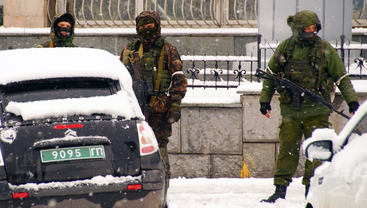 Вооруженные люди в Луганске