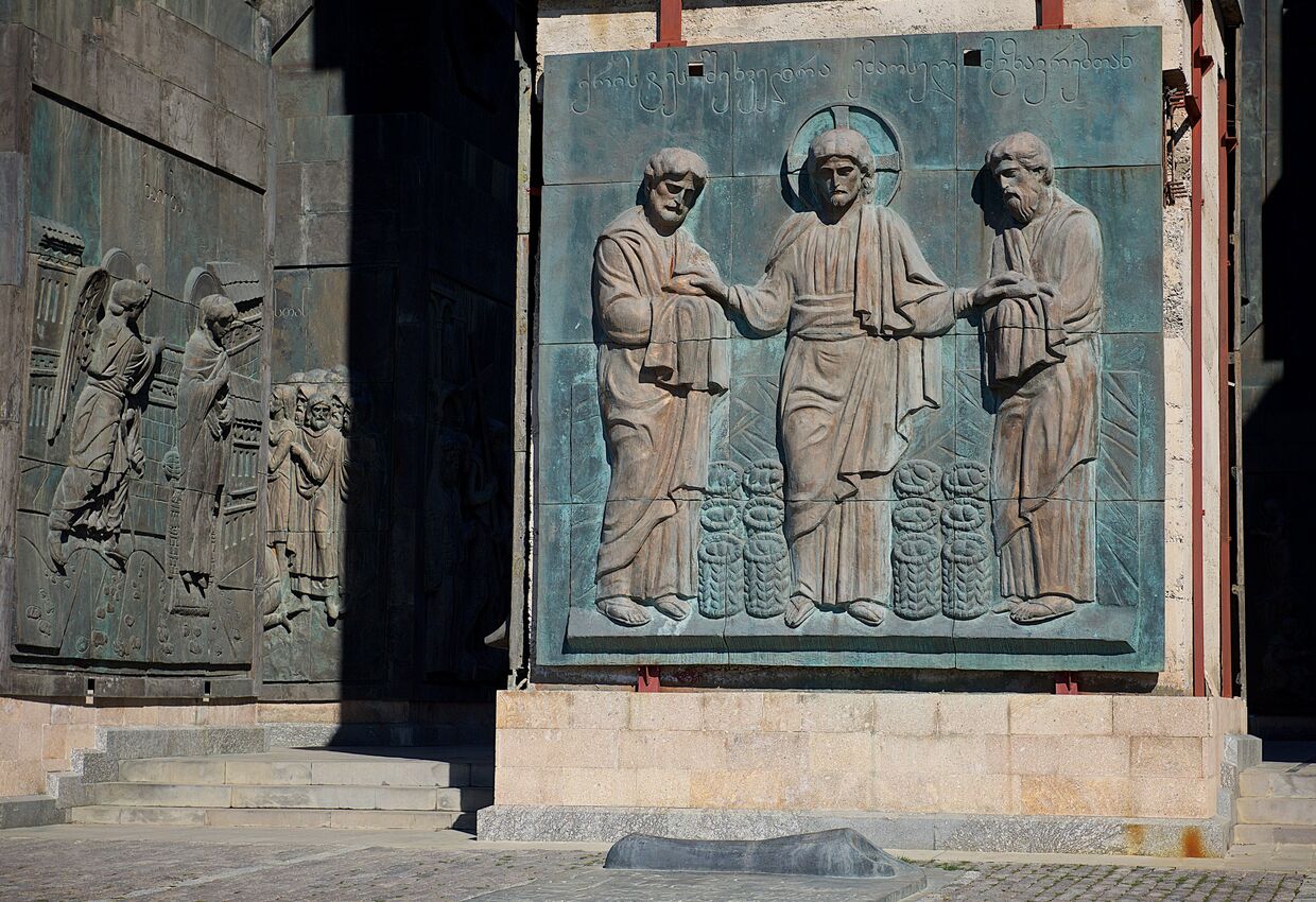 Фрагменты памятника «История Грузии» в Тбилиси