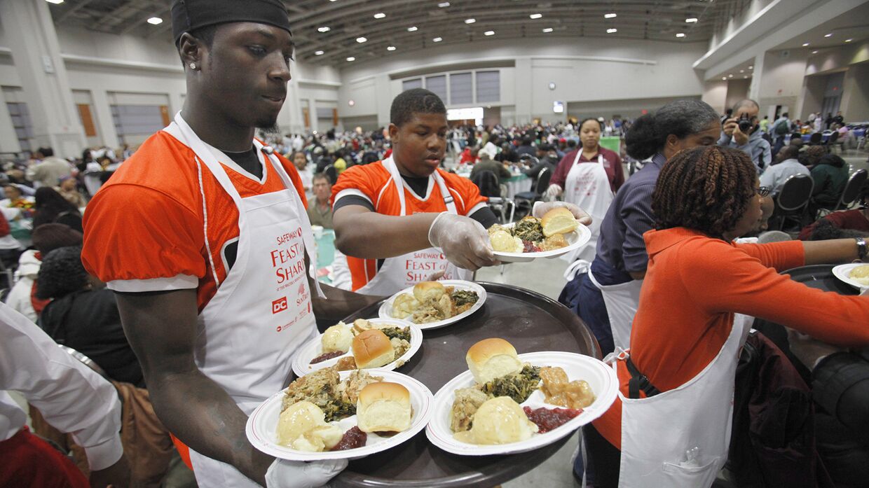 Раздача бесплатной еды в День благодарения в конференц-центре в Вашингтоне
