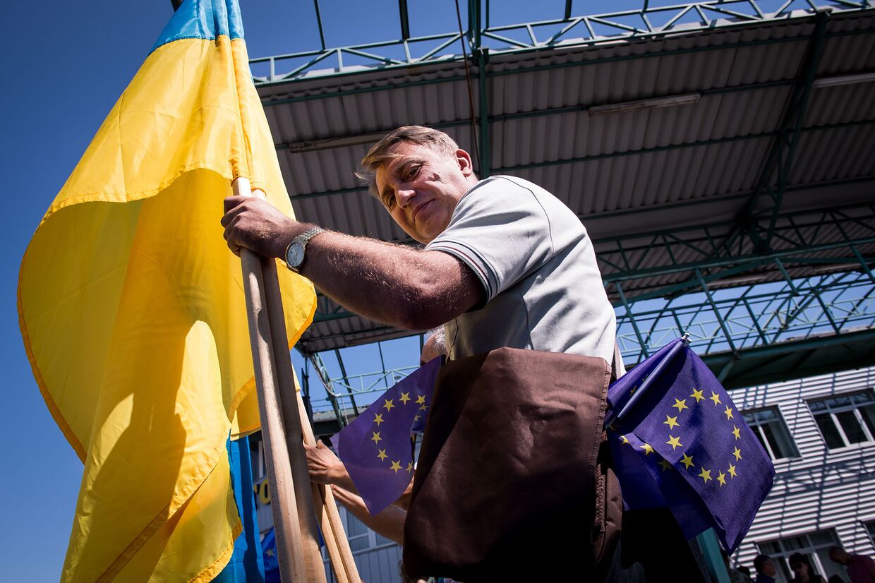 Мужчина празднует возможность безвизового посещения стран Европы для граждан Украины