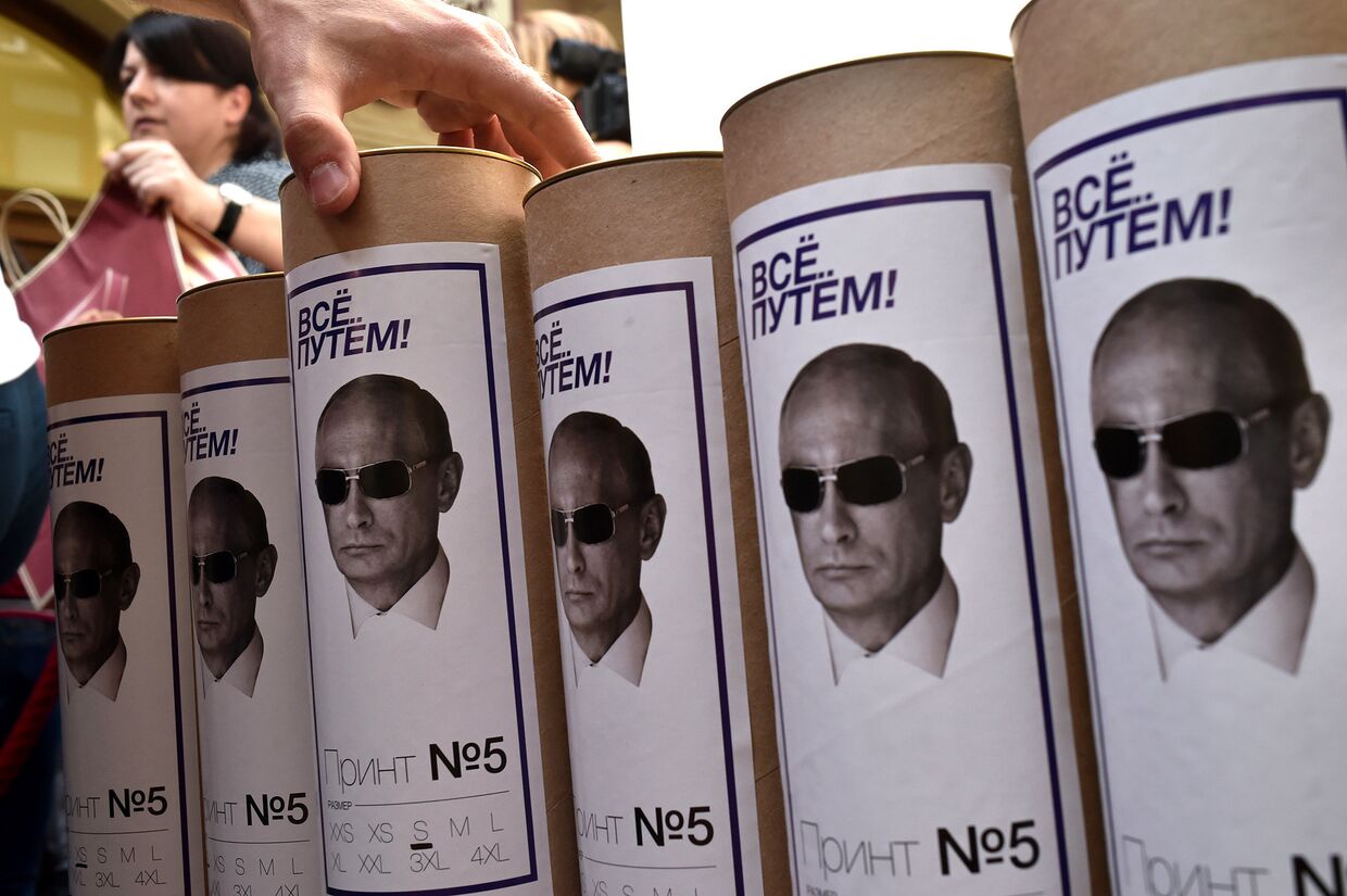 Сувенирные футболки с портретом президента РФ Владимира Путина в магазине в Москве
