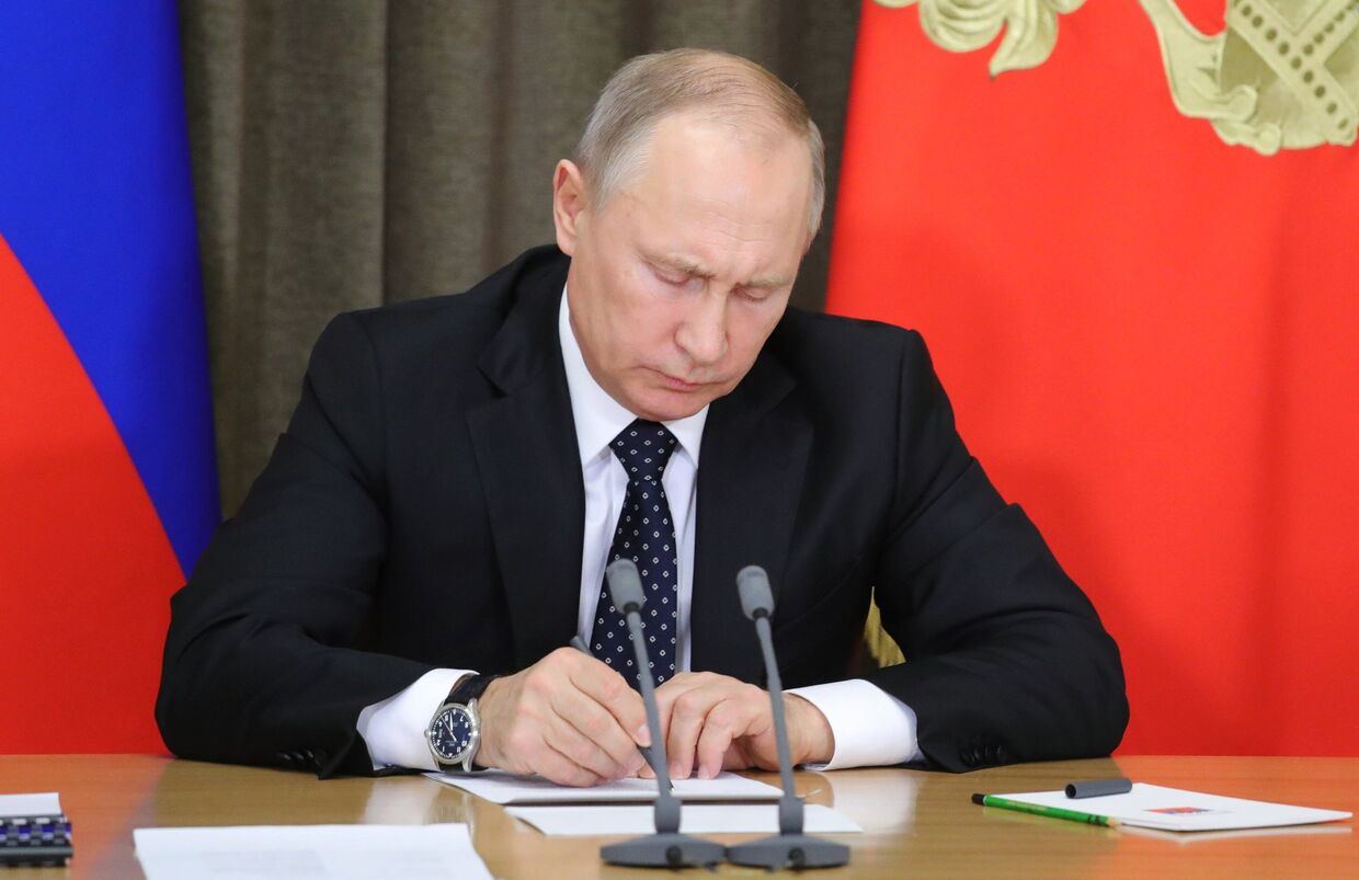 Президент РФ Владимир Путин проводит совещание по вопросам ресурсного обеспечения технического переоснащения Вооруженных сил. 23 ноября 2017