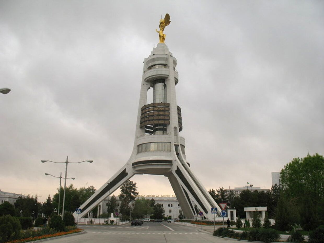 Монумент Туркменбаши в Ашхабаде