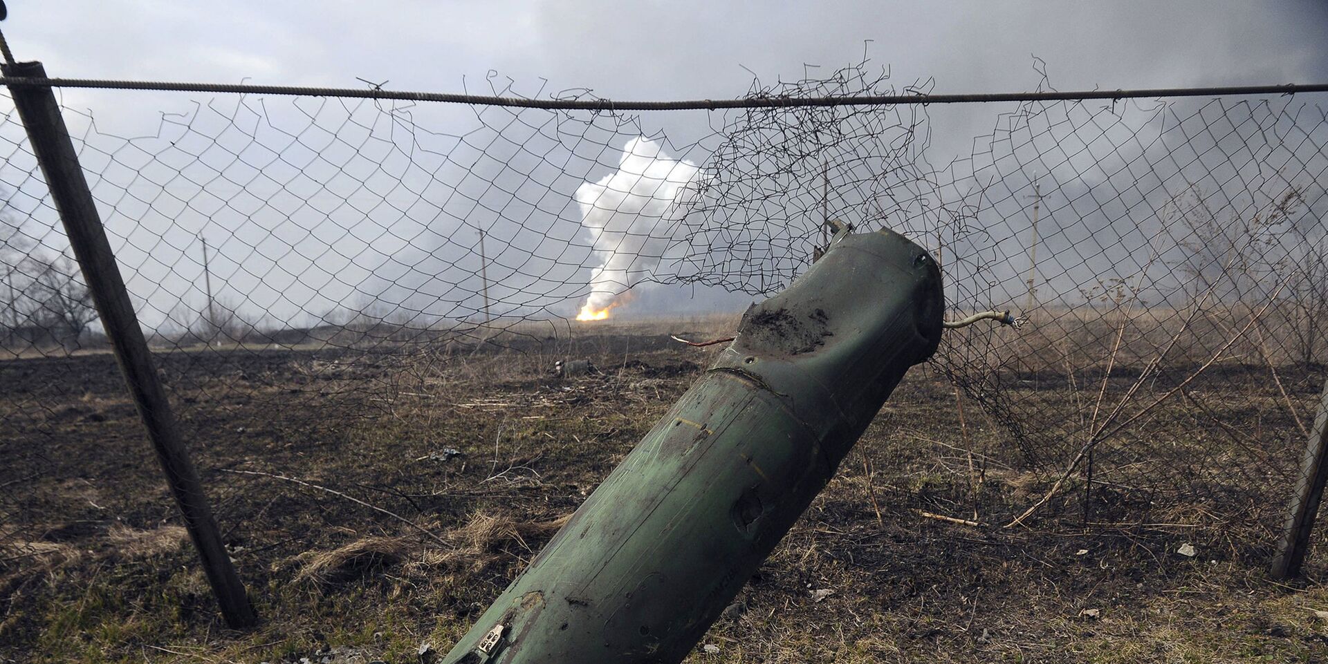 Часть ракеты, на фоне пожара и взрывов на складах боеприпасов в Балаклее, Украина - ИноСМИ, 1920, 29.06.2025
