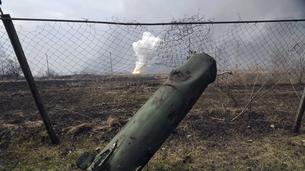 Часть ракеты, на фоне пожара и взрывов на складах боеприпасов в Балаклее, Украина