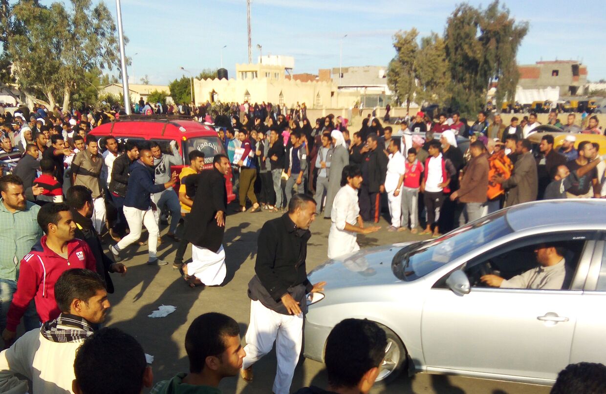 Рядом с местом теракта в мечети эр-Роуда неподалеку от города Эль-Ариш. 24 ноября 2017