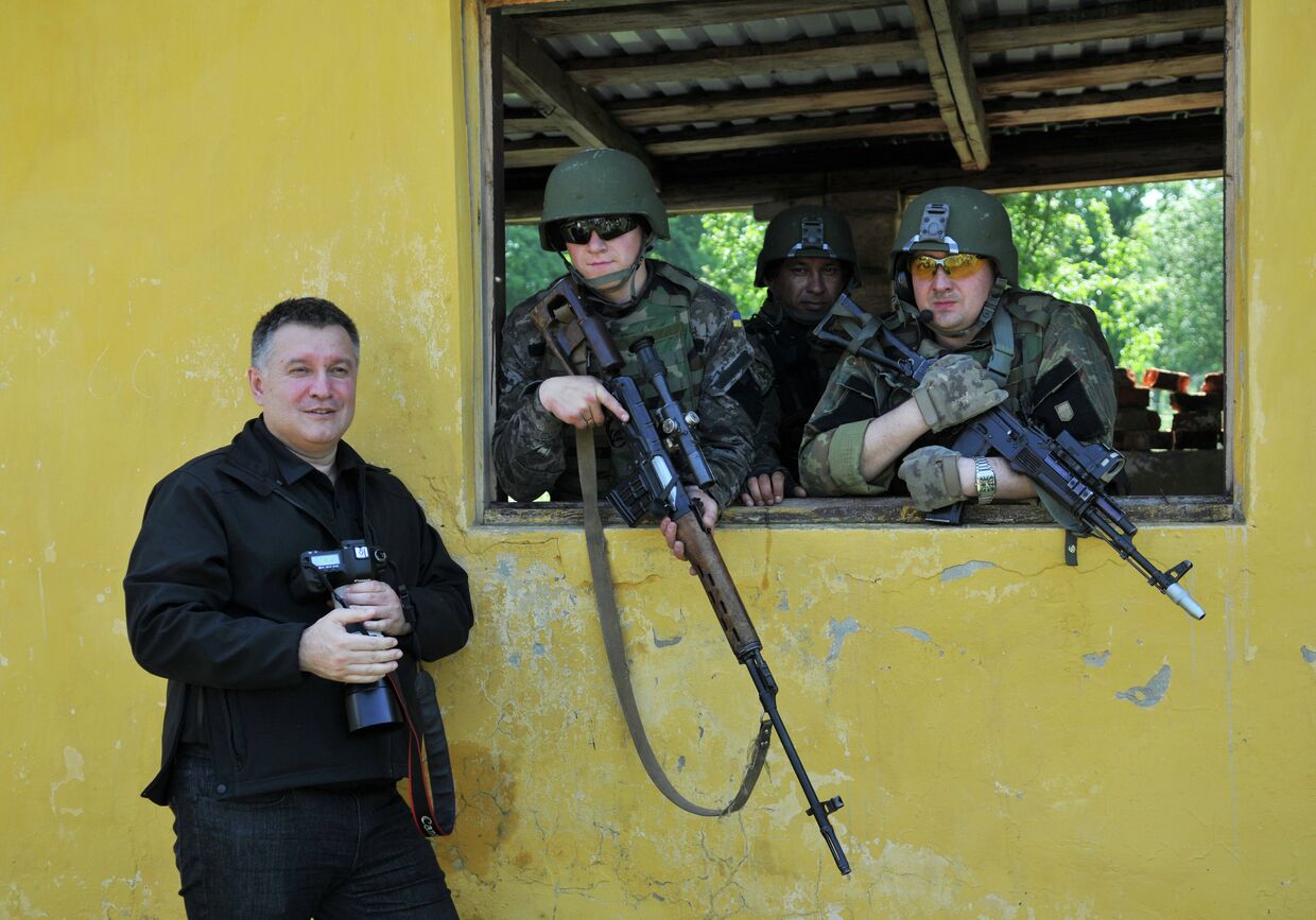Министр внутрених дел Украины Арсен Аваков с американскими военными во время учений Fearless Guardian