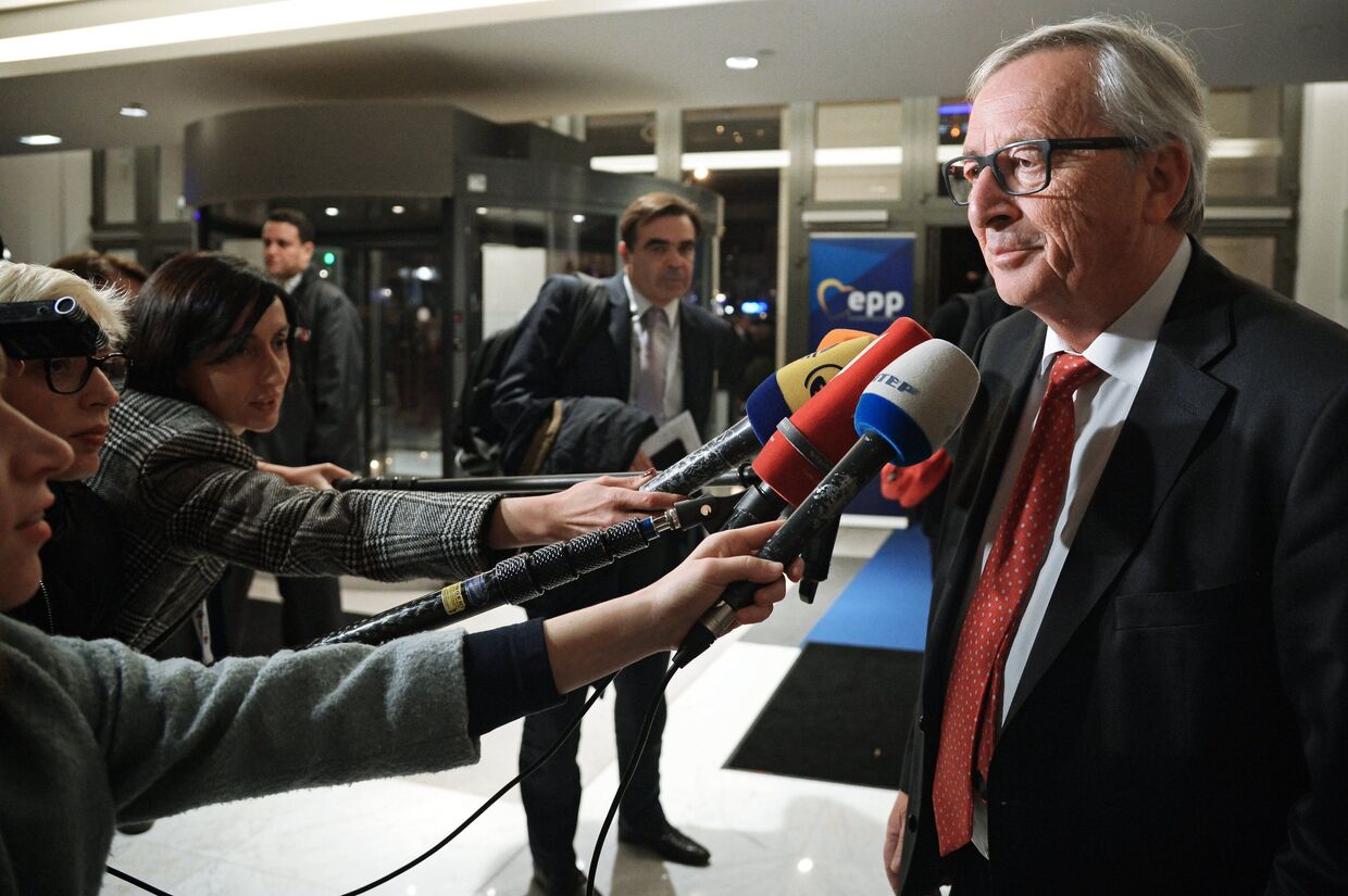 Председатель Европейской комиссии Жан-Клод Юнкер отвечает на вопросы журналистов перед началом съезда Европейской народной партии в Брюсселе. 24 ноября 2017