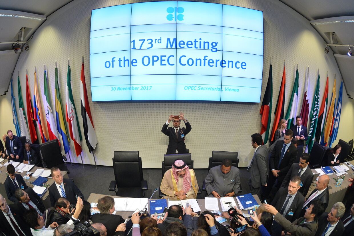 Участники 173-го заседания ОПЕК и третьей встречи со странами, не входящими в ОПЕК. 30 ноября 2017
