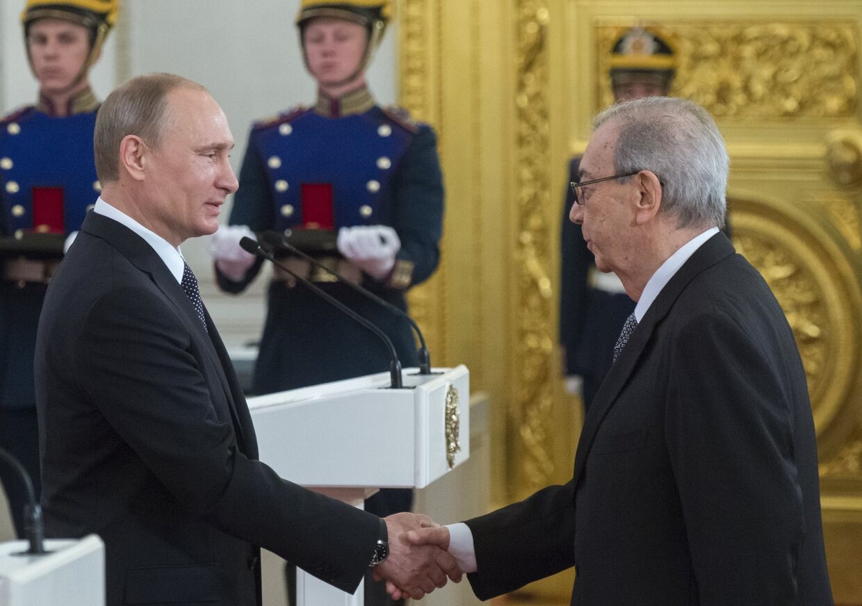 Президент России Владимир Путин (слева) и лауреат премии за выдающиеся достижения в области гуманитарной деятельности Евгений Примаков