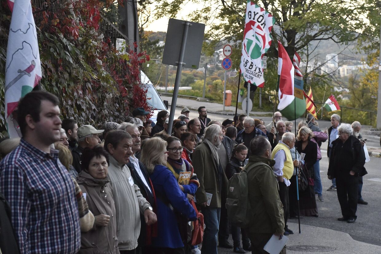 Люди протестуют против Украинской языковой реформы напротив посольства Украины в Будапеште, Венгрия. 13 октября 2017