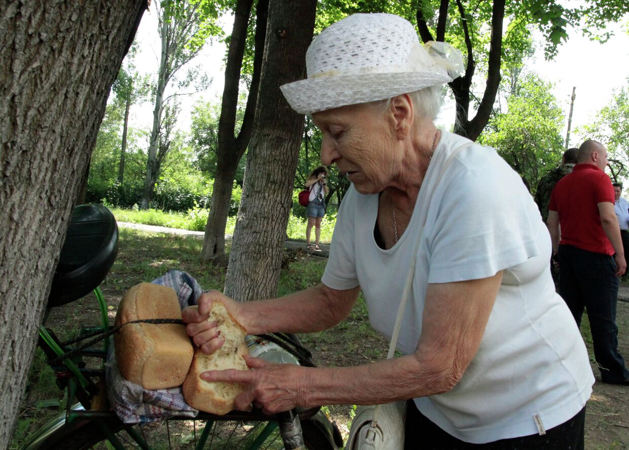 Жительница Донецка во время акции Хлеб в каждый дом