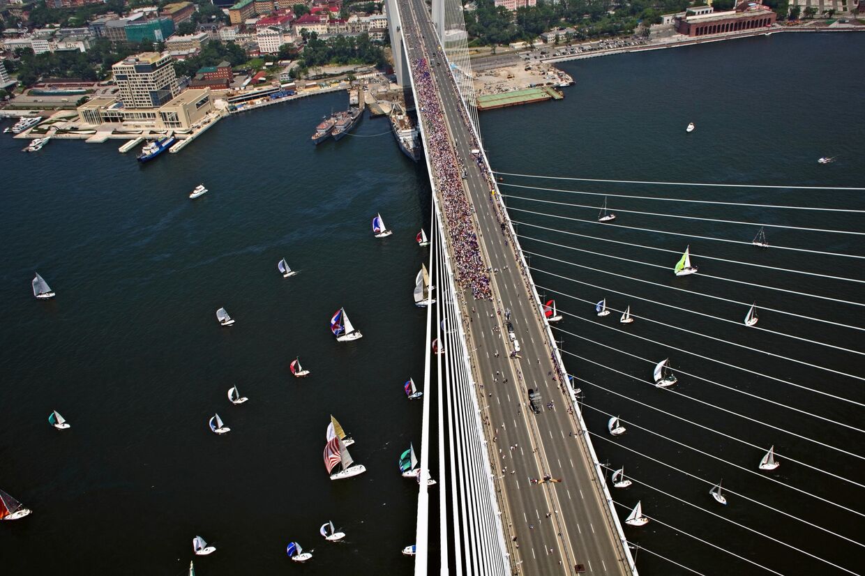 Флэшмоб «Я люблю Владивосток» на мосту через бухту Золотой Рог