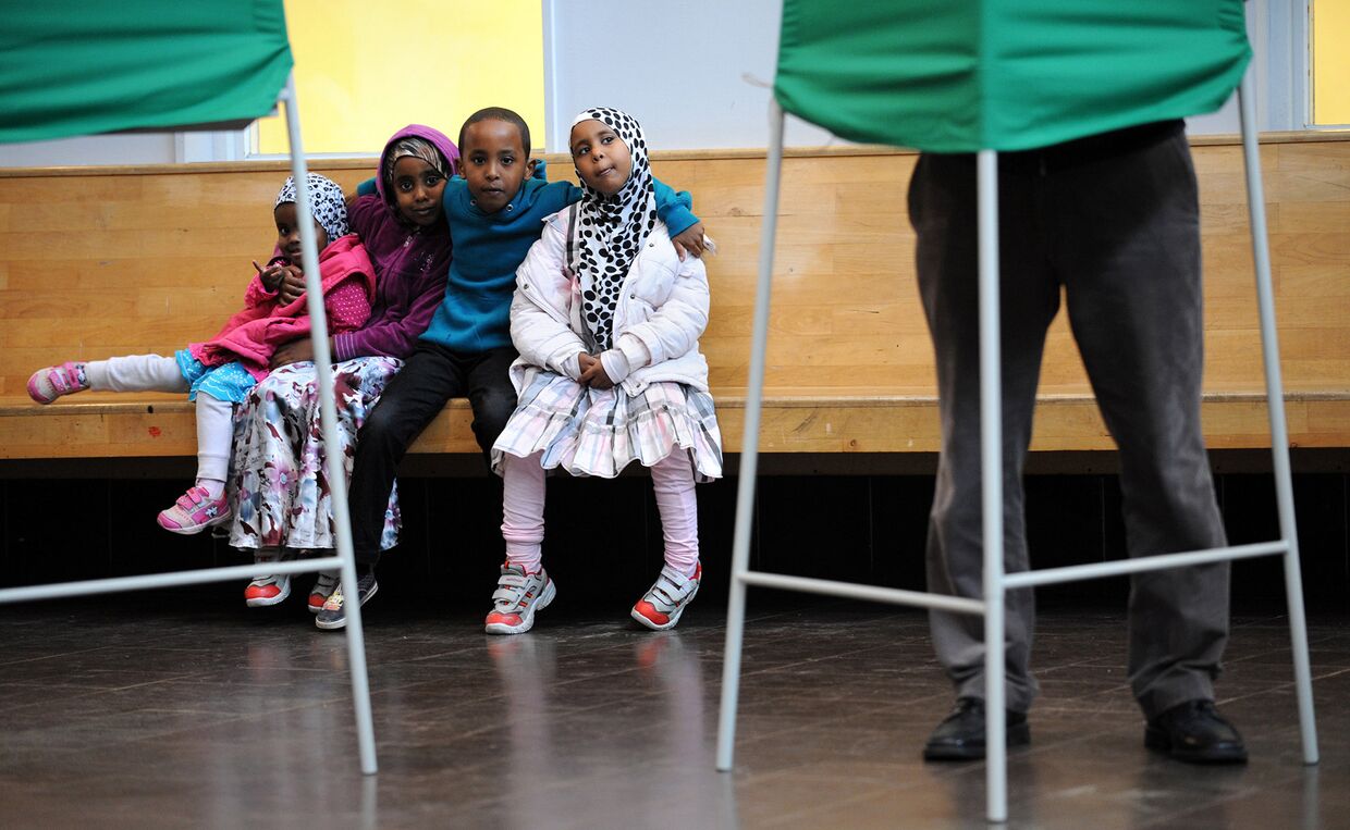 Дети на избирательном участке в округе Ринкебю в Швеции