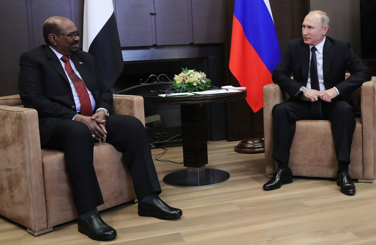 Президент РФ Владимир Путин и президент Судана Омар Башир во время встречи. 23 ноября 2017