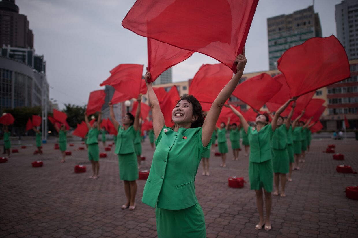 Участники пропагандистского творческого коллектива выступают у центрального железнодорожного вокзала Пхеньяна, КНДР