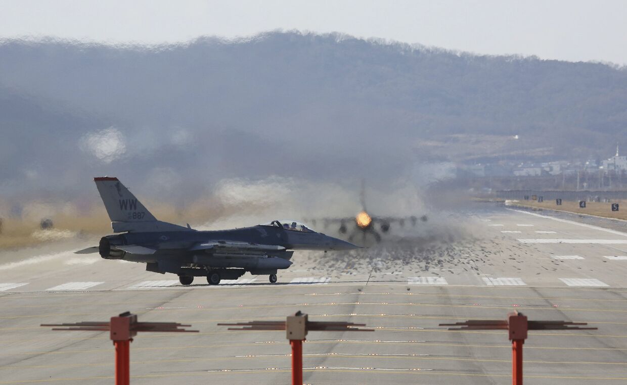 Американский самолет f-16 на авиабазе Осана во время совместных учений с Южной Кореей
