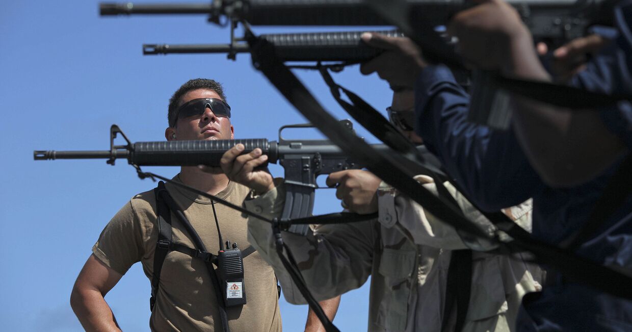 Солдаты ВМС США стреляют из винтовок M16 на борту USS Arleigh Burke