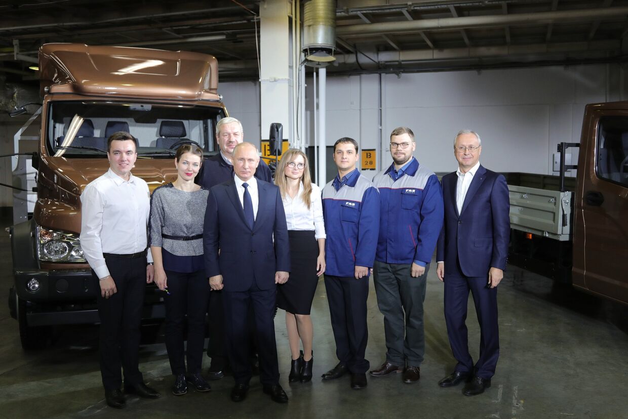 Президент РФ Владимир Путин во время встречи посещения Горьковского автомобильного завода в Нижнем Новгороде. 6 декабря 2017