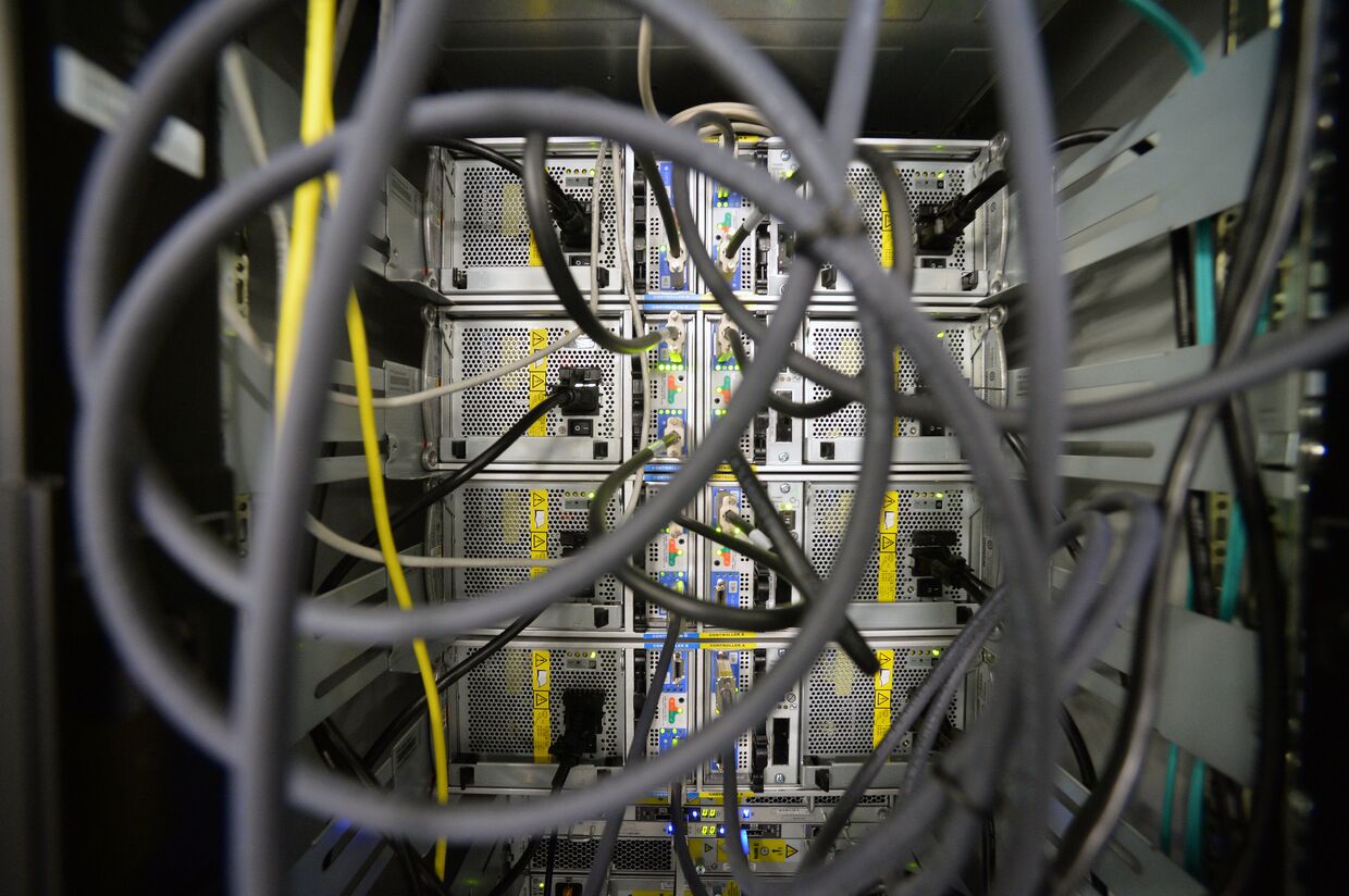 Провода в серверной комнате