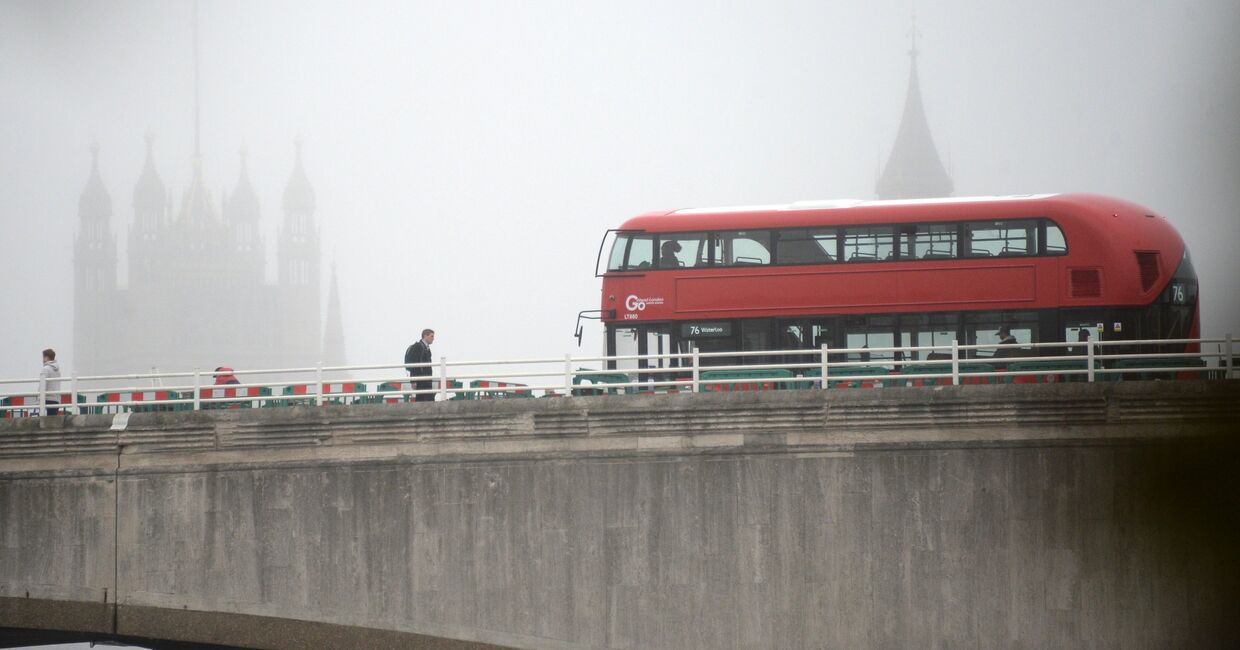 Двухэтажный автобус на мосту в Лондоне