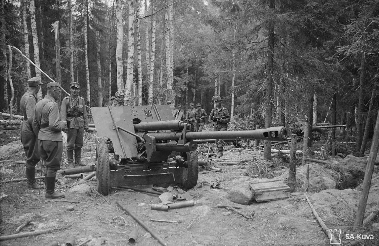 Финские солдаты осматривают брошенную советскую технику