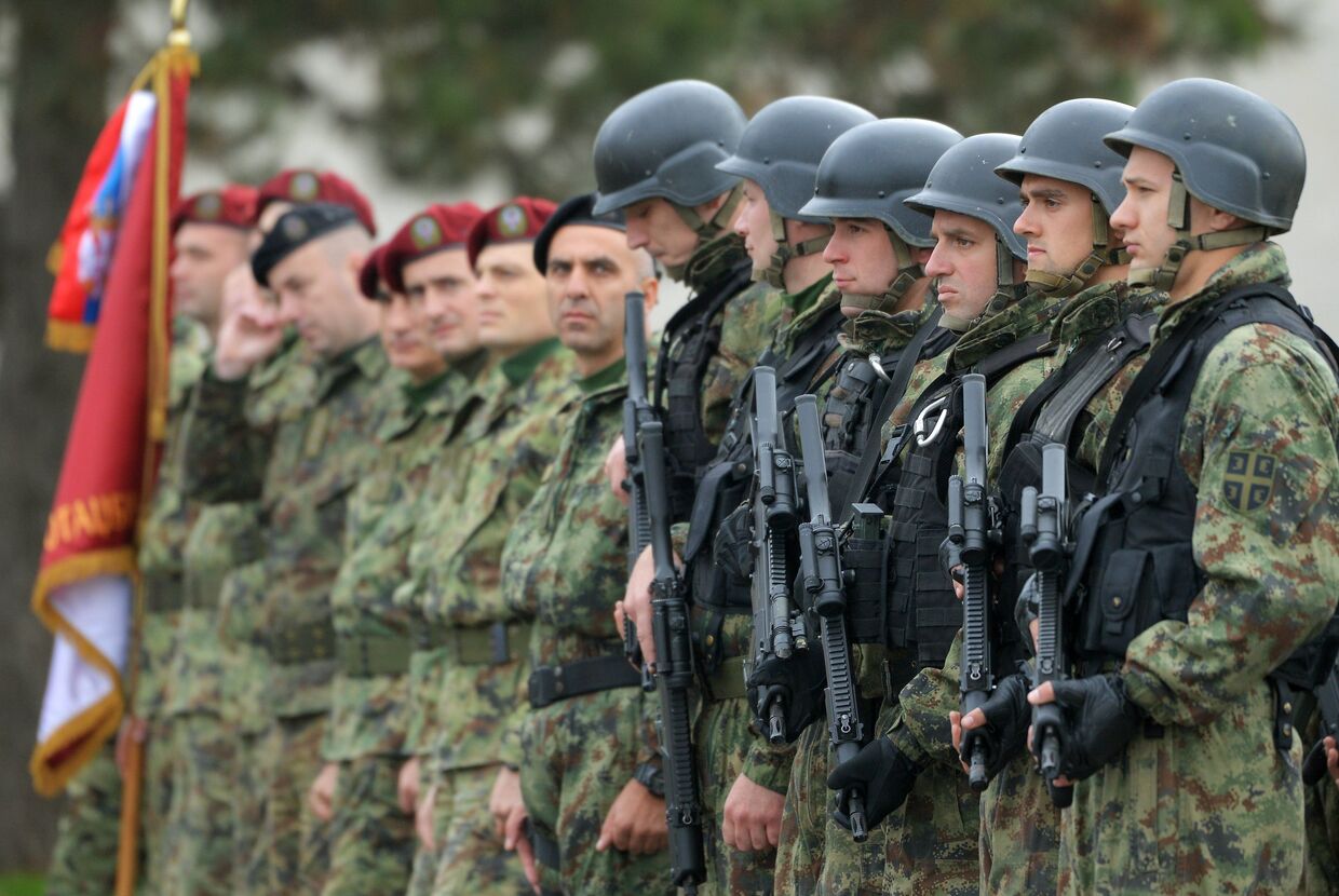Сербские военнослужащие на церемонии открытия учений Славянское братство