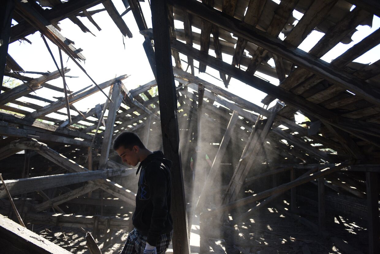 Разрушенная осколками крыша средней школы в результате ночного обстрела Макеевки артиллерией ВСУ