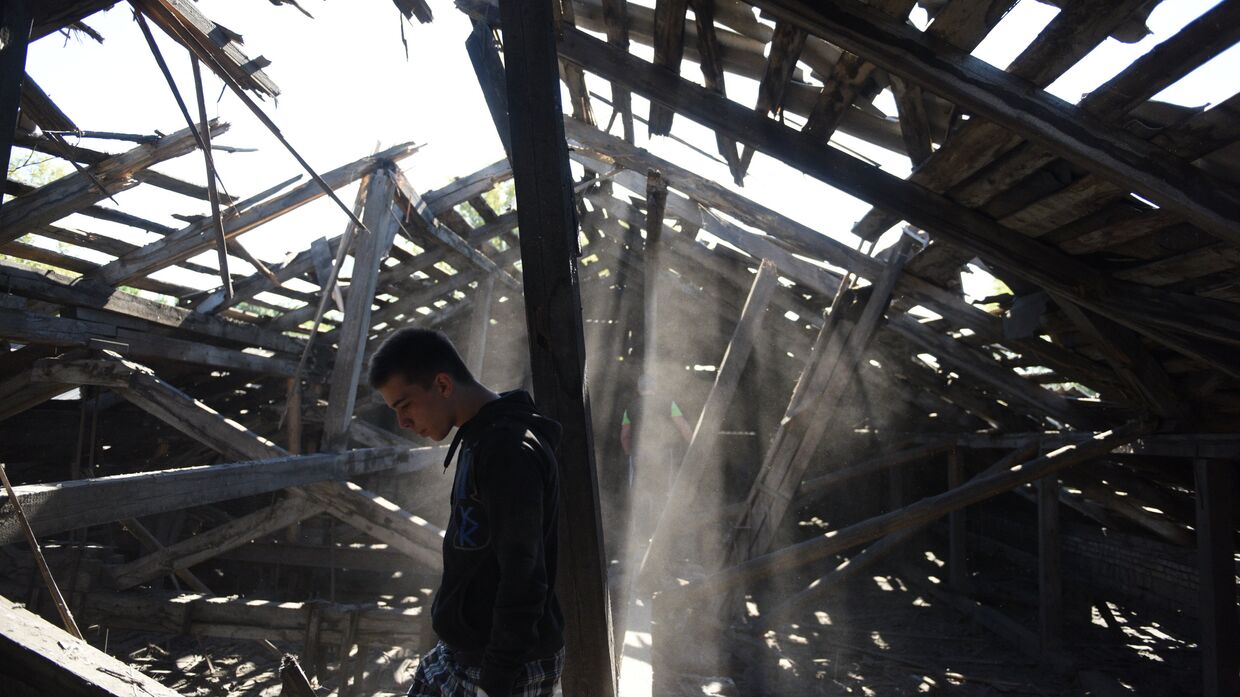 Разрушенная осколками крыша средней школы в результате ночного обстрела Макеевки артиллерией ВСУ