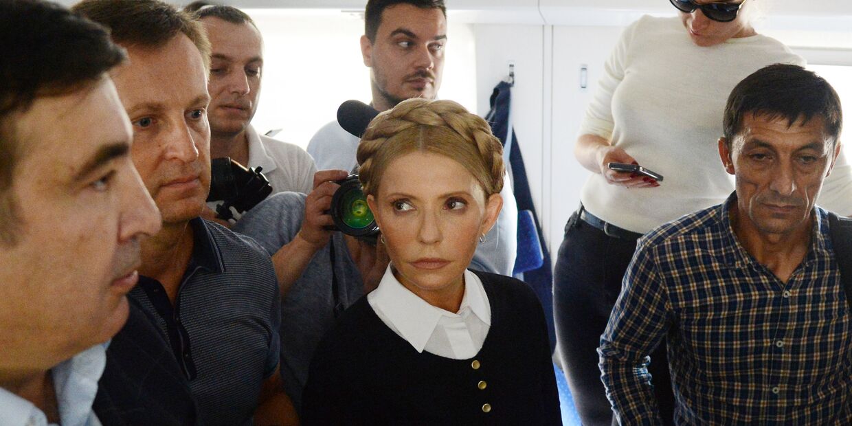 Лидер всеукраинского объединения Батькивщина Юлия Тимошенко в вагоне поезда на железнодорожном вокзале в польском Пшемышле. 10 сентября 2017 Лидер всеукраинского объединения Батькивщина Юлия Тимошенко в вагоне поезда на железнодорожном вокзале в польском Пшемышле. 10 сентября 2017