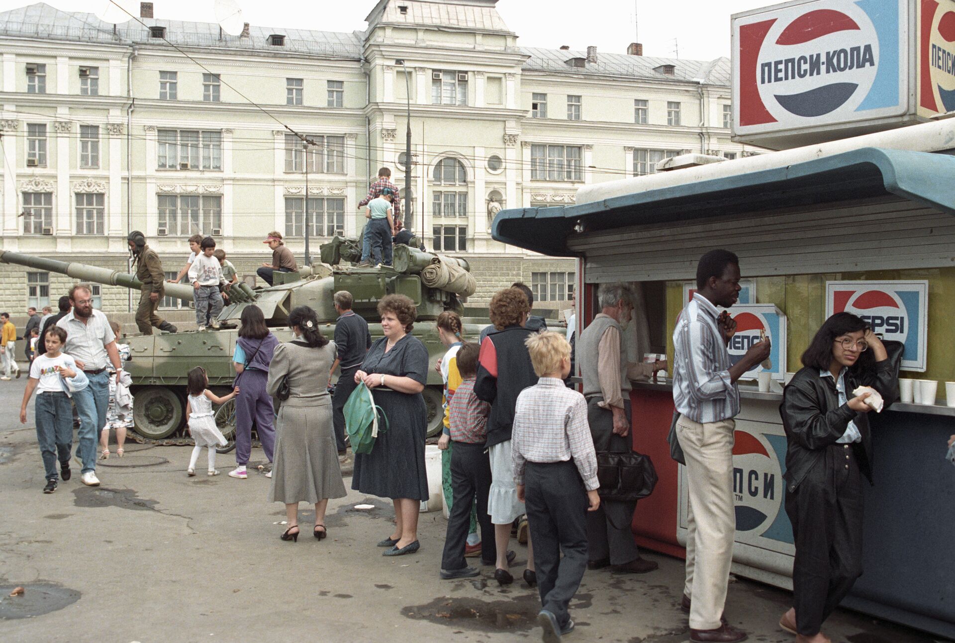 Танк, стоящий на одной из улиц Москвы во время августовского путча 1991 года - ИноСМИ, 1920, 17.07.2021