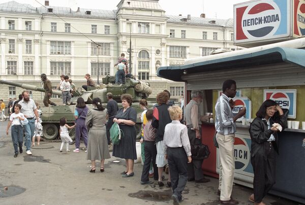 Танк, стоящий на одной из улиц Москвы во время августовского путча 1991 года Танк, стоящий на одной из улиц Москвы во время августовского путча 1991 года