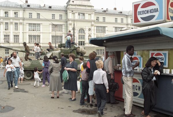Танк, стоящий на одной из улиц Москвы во время августовского путча 1991 года Танк, стоящий на одной из улиц Москвы во время августовского путча 1991 года