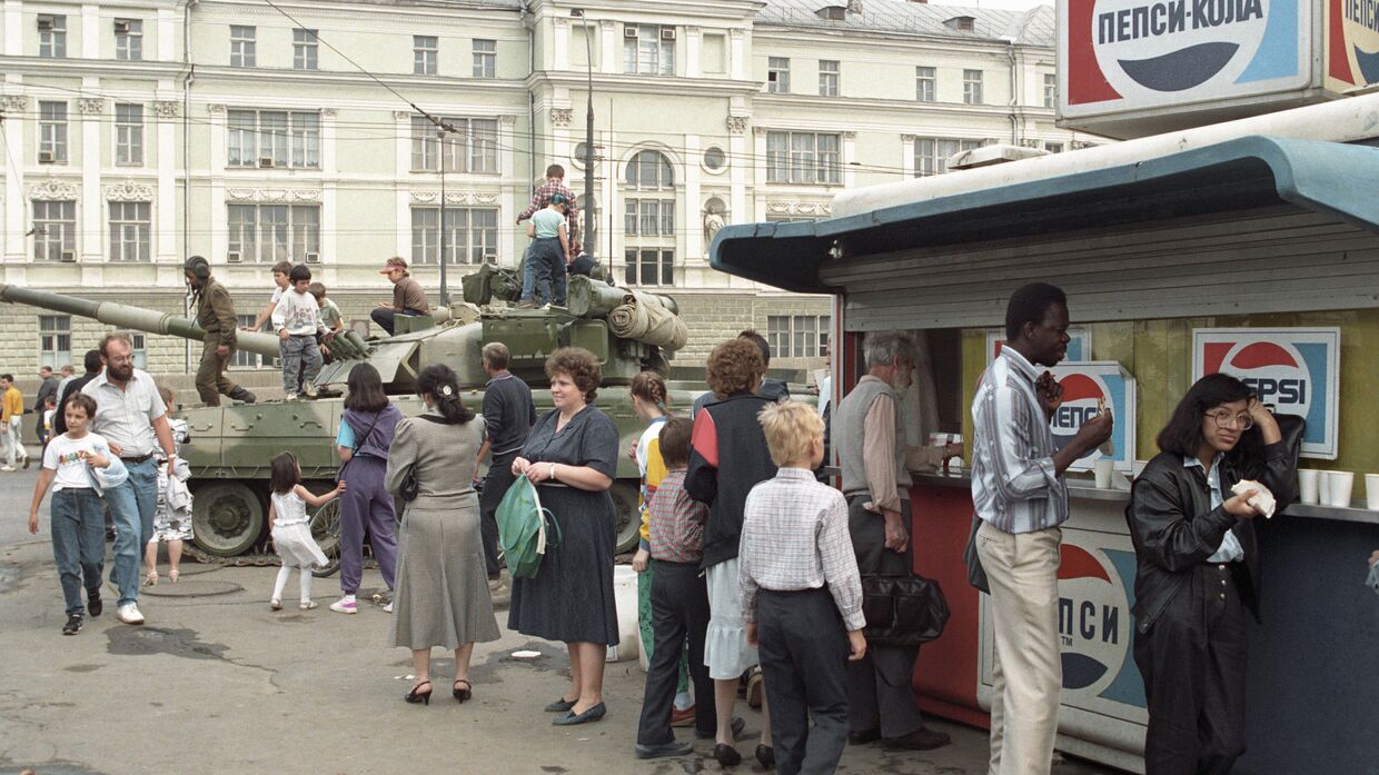 Танк, стоящий на одной из улиц Москвы во время августовского путча 1991 года