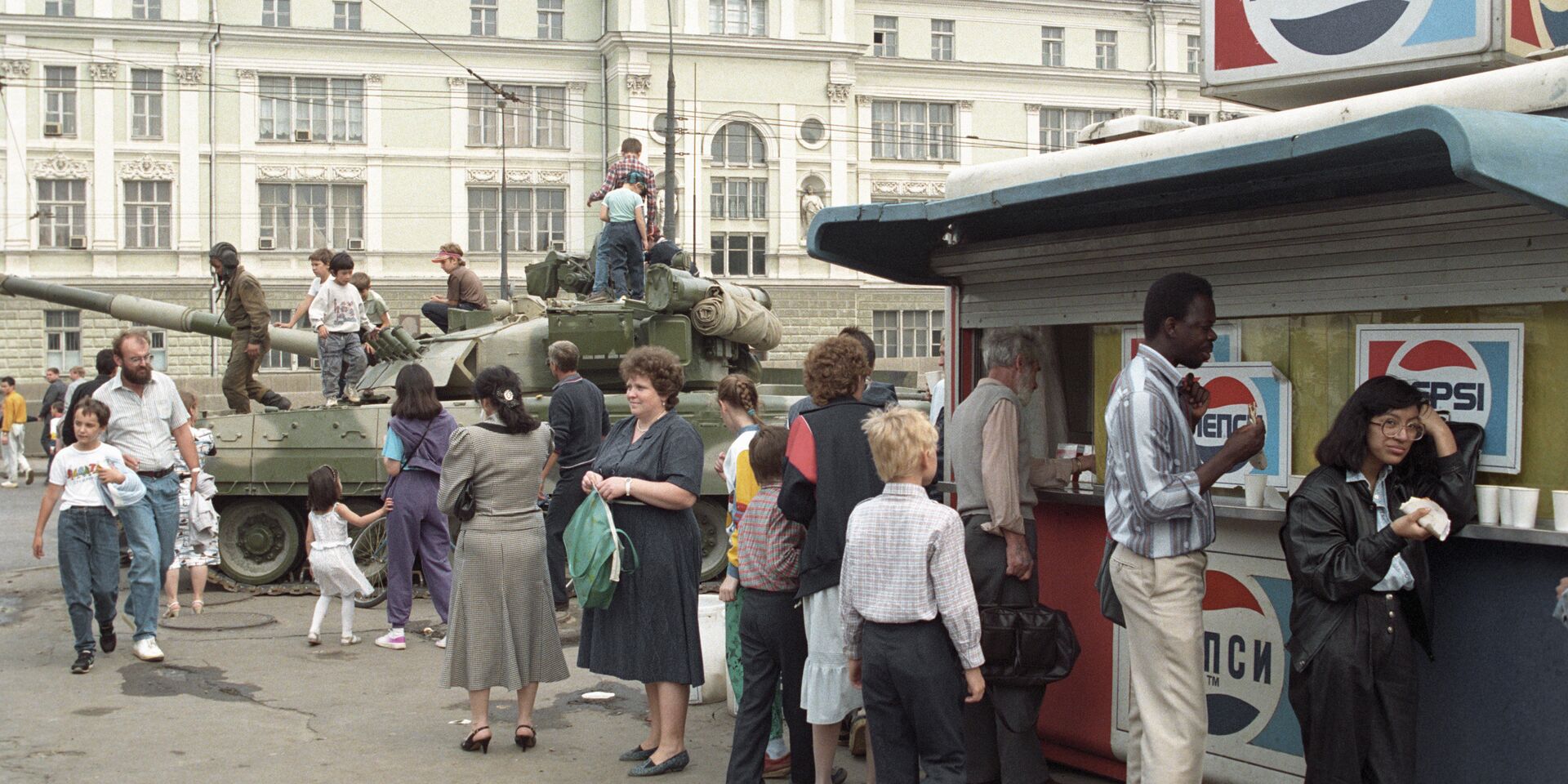 Танк, стоящий на одной из улиц Москвы во время августовского путча 1991 года - ИноСМИ, 1920, 17.07.2021