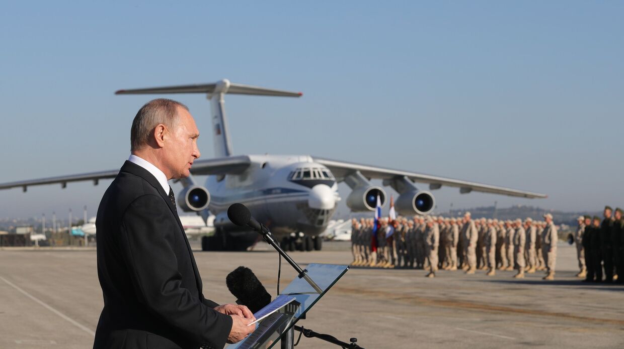 Владимир Путин во время посещения авиабазы Хмеймим в Сирии. 11 декабря 2017