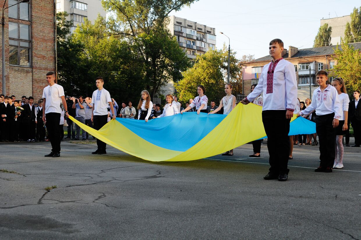 Ученики на торжественной линейке, посвященной Дню знаний в Киеве