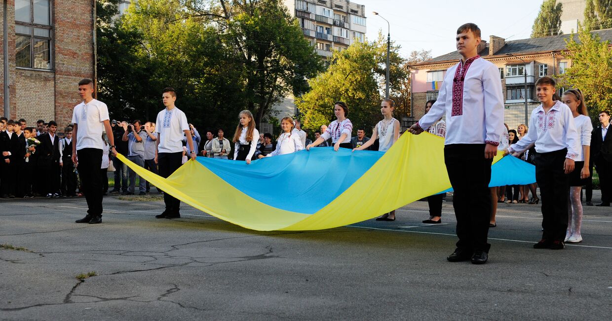 Ученики на торжественной линейке, посвященной Дню знаний в Киеве