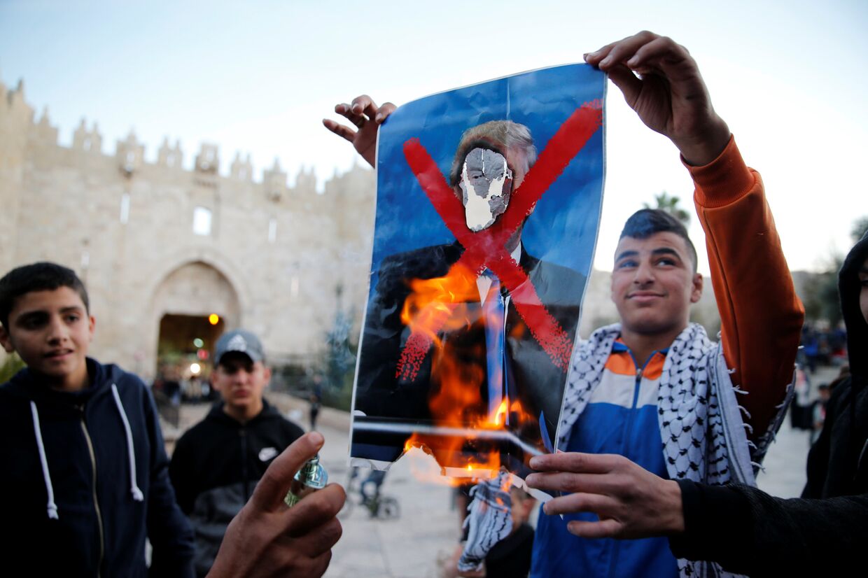 Палестинцы на акция протеста против решения президента США Дональда Трампа признать Иерусалим столицей Израиля
