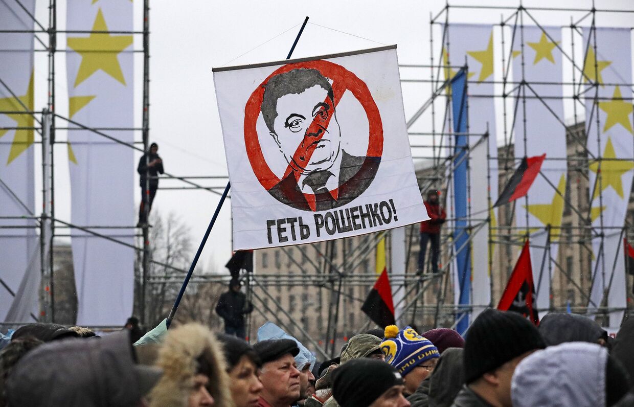 Сторонники экс-президента Грузии Михаила Саакашвили во время акции протеста против коррупции в Киеве